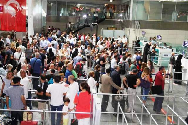 Atatürk Havalimanı’nda 1 Mayıs Yoğunluğu