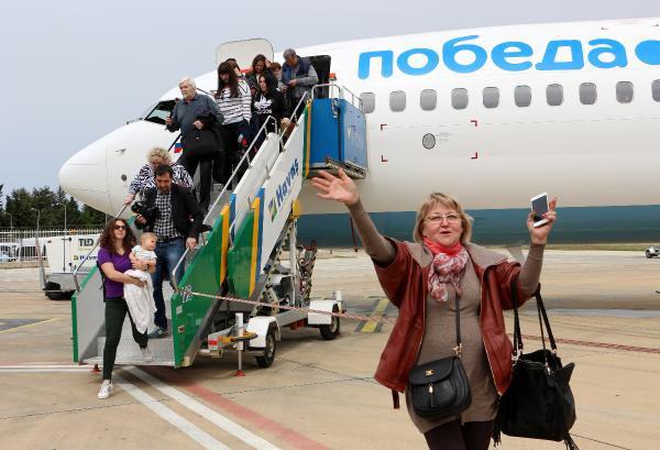 Rus Turistlere Çiçekli ve Çilekli Karşılama