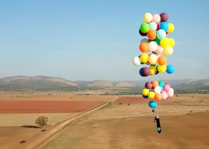 100 Balonla 25 Km Uçtu (Video)