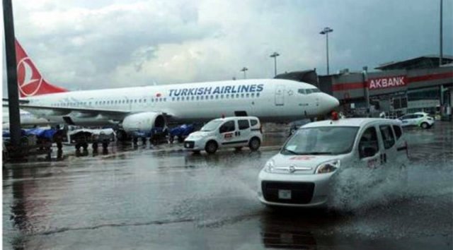 Yağmur Atatürk Havalimanı’nda Uçuşları Aksattı