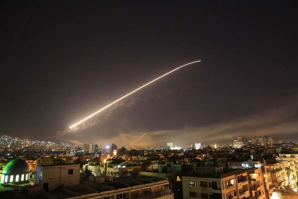 ABD, Fransa ve İngiltere Suriye’yi Bombaladı