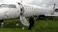 Delta Hava Yolları Uçağı Pistten Çıktı (Video)