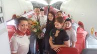 HAVAŞ Jet2’nin Antalya Yolcularını Çiçeklerle Karşıladı