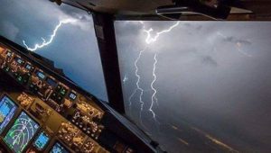 Uçağa Yıldırım İsabet Etti, Hava Trafiği Karıştı!