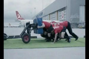 İngiliz Rugby Takımı THY Uçağını Çekti (Video)