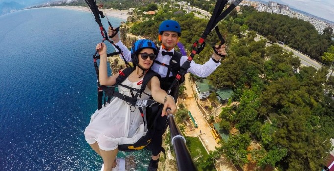 Gelin ve Damat Paraşütle Mutluluğa Uçtu