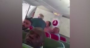 Uçakta Sorunlu Yolcuya Sille Tokat Müdahale (Video)