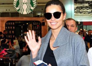 Adriana Lima Bu Poz İçin Uçağını Kaçırdı