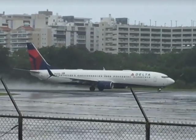 Delta’dan Kasırgada Gerilim Dolu Uçuş!