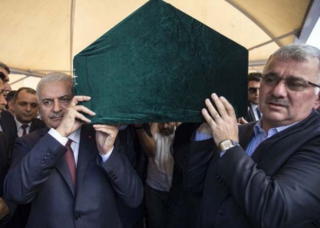 Bilal Ekşi Babasını Gözyaşlarıyla Uğurladı