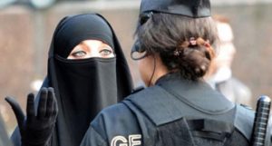 Peçesini Kaldırmayan Kadın Ülkeye Sokulmadı