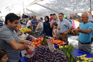 Borajet’in Patronu Pazarı Toptan Alıp Halka Dağıttı