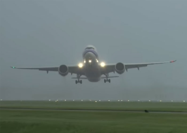 Şiddetli Fırtına Uçuşları Aksattı (Video)