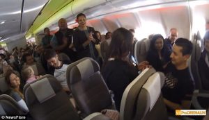 Uçakta Duygu Yüklü Evlenme Teklifi (Video)