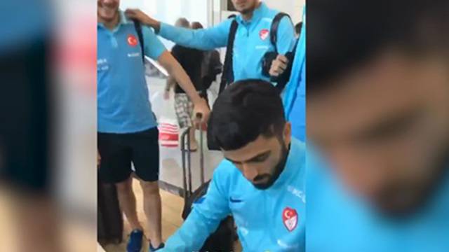 Milli Futbolcumuzdan Havalimanında Resital(Video)