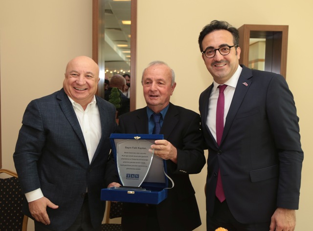 Sani Şener’den Faik Kaptan’a Veda Yemeği!