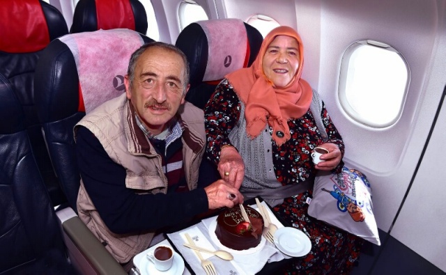 THY 40 Yıllık Evli Çifte Havada Sürpriz Yaptı (Video)