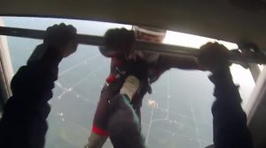 Akadaşını Uçan Tekmeyle Uçaktan Attı (Video)