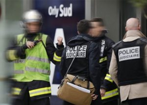 Paris Orly Havalimanı’nda Güvenlik Skandalı