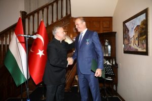 THY Singapur Müdürüne Devlet Nişanı