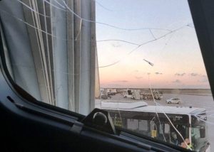 Uçağın Havada Camı Çatladı Ve…
