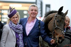 Ryanair CEO’su Yolculardan Özür Diledi (Video)