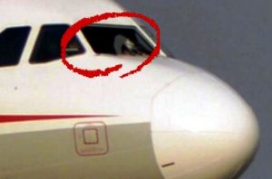 Kokpit Camı Patladı, Pilot Dışarı Fırladı