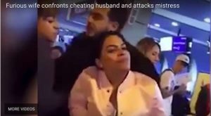 Öfkeli Kadın Kocasını Metresiyle Havalimanında Yakaladı (Video)