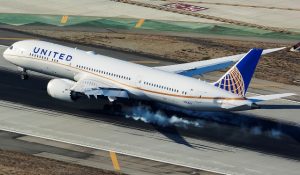United Airlines Uçağı Kalkışta Lastik Patlattı