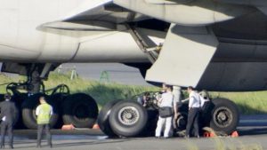 BOEİNG 777’NİN İNİŞ TAKIMI KIRILDI