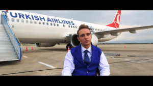 UÇAKTA DOĞDU KABİN MEMURU OLDU (VİDEO)