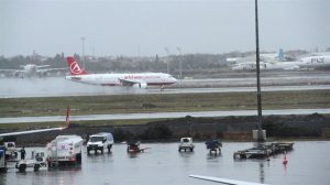 ŞİDDETLİ YAĞIŞ İSTANBUL’DA UÇUŞLARI AKSATTI