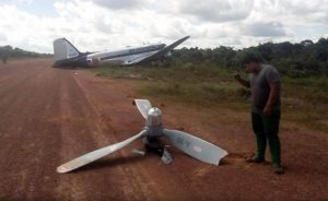DC-3 TİPİ UÇAK KOLOMOBİYA’DA PİSTTEN ÇIKTI