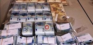 FAZLA PARA HAVALİMANINDA BAŞINA DERT AÇTI