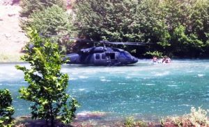 NEHİRDEKİ CAN PAZARINA JANDARMA HELİKOPTERİ YETİŞTİ