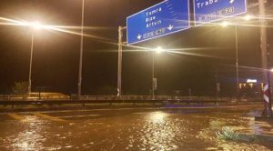 ŞİDDETLİ YAĞIŞ TRABZON’DA UÇUŞLARI DURDURDU
