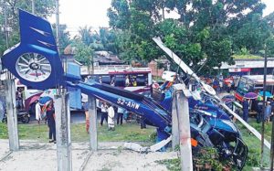 HELİKOPTER İNŞAATIN ÜZERİNE DÜŞTÜ