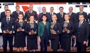 UÇAKLARINI KENDİLERİ TEMİZLEYEN THY EKİBİNE ÖDÜL
