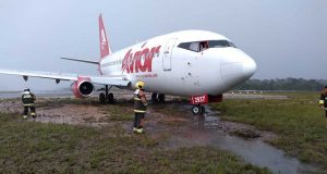 BOEİNG 737 İNİŞTE PİSTTEN ÇIKTI