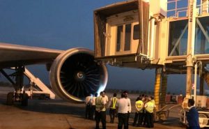 BOEING 777 YOLCU KÖPRÜSÜNE ÇARPTI