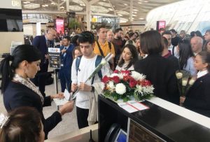 İSTANBUL YOLCULARI BAKÜ’DEN ÇİÇEKLERLE UĞURLANDI