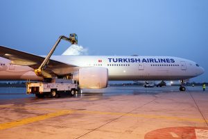 THY UÇAKLARI BUZLANMAYA KARŞI ALKOLLE YIKANIYOR