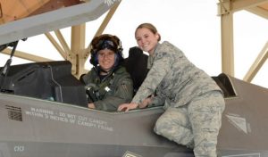F-35 TEST UÇUŞLARINDA İLK KADIN PİLOT