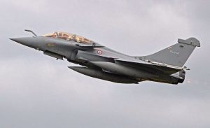 SİVİL YOLCU SAVAŞ UÇAĞINDAN KENDİNİ FIRLATTI