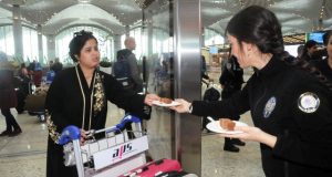 İSTANBUL HAVALİMANI POLİSİNDEN YOLCULARA JEST