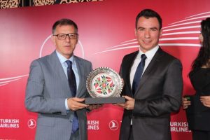 THY’DEN T&T HAVALİMANI İŞLETMESİNE PLAKET