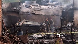 UÇAK EVLERİN ÜZERİNE DÜŞTÜ: 17 ÖLÜ