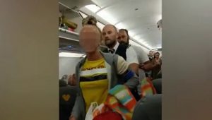 DALAMAN UÇAĞINDA IRKÇI SALDIRI (VİDEO)