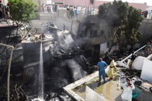 PAKİSTAN KAZASINDAN YÜREK BURKAN GÖRÜNTÜLER
