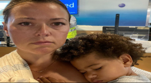 2 YAŞINDAKİ ÇOCUK ANNESİYLE UÇAKTAN ATILDI